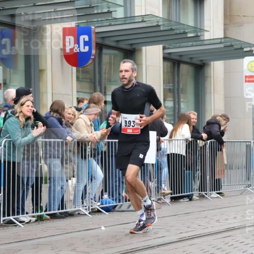 05.10.2025 - 20. swb-Marathon Bremen Strokosch-Dieckow http://msf.ph/oto/9295165 05.10.2025 12:53:53 Ziel 870, 993, 1889, 9082, 870, 993, 1889, 9082 meine-sportfotos.de