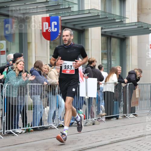 05.10.2025 - 20. swb-Marathon Bremen Strokosch-Dieckow http://msf.ph/oto/9295167 05.10.2025 12:53:53 Ziel 870, 993, 1889, 9082, 870, 993, 1889, 9082 meine-sportfotos.de