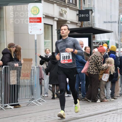 05.10.2025 - 20. swb-Marathon Bremen Strokosch-Dieckow http://msf.ph/oto/9295196 05.10.2025 12:54:03 Ziel 993, 1889, 2129, 5240, 9082, 993, 1889, 2129, 5240, 9082 meine-sportfotos.de