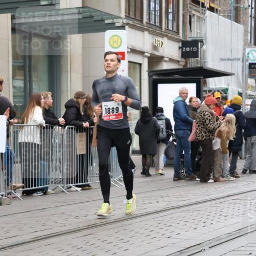 05.10.2025 - 20. swb-Marathon Bremen Strokosch-Dieckow http://msf.ph/oto/9295199 05.10.2025 12:54:04 Ziel 1889, 2129, 5240, 9082, 1889, 2129, 5240, 9082 meine-sportfotos.de