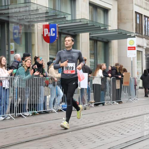 05.10.2025 - 20. swb-Marathon Bremen Strokosch-Dieckow http://msf.ph/oto/9295210 05.10.2025 12:54:05 Ziel 1889, 2129, 5240, 9082, 1889, 2129, 5240, 9082 meine-sportfotos.de