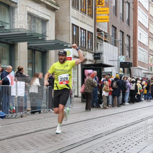 05.10.2025 - 20. swb-Marathon Bremen Strokosch-Dieckow http://msf.ph/oto/9295214 05.10.2025 12:54:13 Ziel 307, 343, 673, 1338, 1889, 2129, 5240, 307, 343, 673, 1338, 1889, 2129, 5240 meine-sportfotos.de