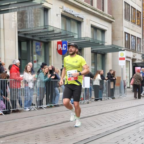 05.10.2025 - 20. swb-Marathon Bremen Strokosch-Dieckow http://msf.ph/oto/9295223 05.10.2025 12:54:13 Ziel 307, 343, 673, 1338, 1889, 2129, 5240, 307, 343, 673, 1338, 1889, 2129, 5240 meine-sportfotos.de