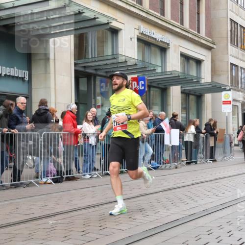 05.10.2025 - 20. swb-Marathon Bremen Strokosch-Dieckow http://msf.ph/oto/9295227 05.10.2025 12:54:14 Ziel 307, 343, 673, 1338, 1889, 2129, 5240, 307, 343, 673, 1338, 1889, 2129, 5240 meine-sportfotos.de