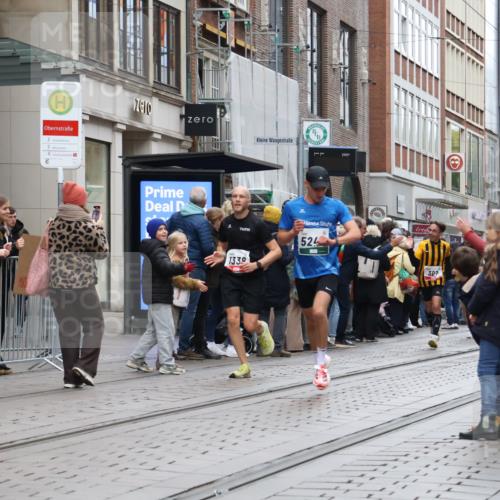 05.10.2025 - 20. swb-Marathon Bremen Strokosch-Dieckow http://msf.ph/oto/9295230 05.10.2025 12:54:20 Ziel 307, 343, 673, 1338, 1837, 1849, 2129, 5240, 7999, 307, 343, 673, 1338, 1837, 1849, 2129, 5240, 7999 meine-sportfotos.de