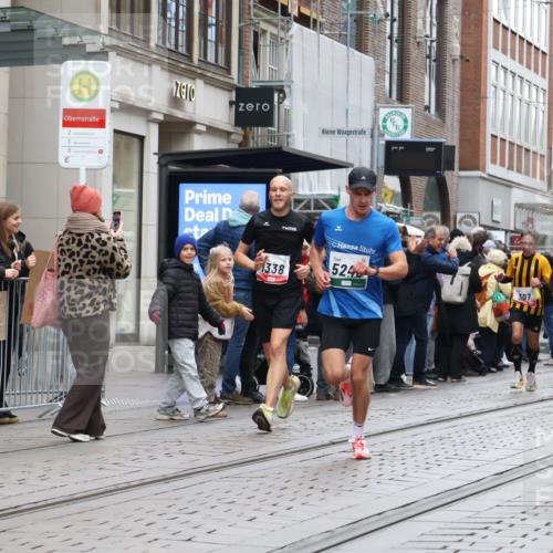 05.10.2025 - 20. swb-Marathon Bremen Strokosch-Dieckow http://msf.ph/oto/9295232 05.10.2025 12:54:20 Ziel 307, 343, 673, 1338, 1837, 1849, 2129, 5240, 7999, 307, 343, 673, 1338, 1837, 1849, 2129, 5240, 7999 meine-sportfotos.de
