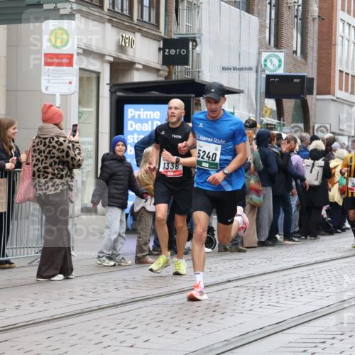 05.10.2025 - 20. swb-Marathon Bremen Strokosch-Dieckow http://msf.ph/oto/9295236 05.10.2025 12:54:20 Ziel 307, 343, 673, 1338, 1837, 1849, 2129, 5240, 7999, 307, 343, 673, 1338, 1837, 1849, 2129, 5240, 7999 meine-sportfotos.de