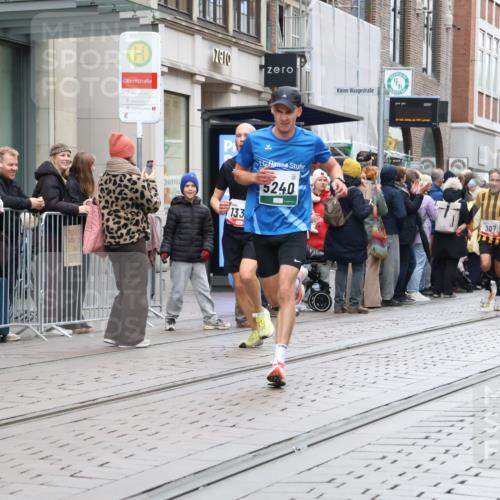 05.10.2025 - 20. swb-Marathon Bremen Strokosch-Dieckow http://msf.ph/oto/9295240 05.10.2025 12:54:21 Ziel 307, 343, 673, 1338, 1837, 1849, 5240, 7999, 307, 343, 673, 1338, 1837, 1849, 5240, 7999 meine-sportfotos.de