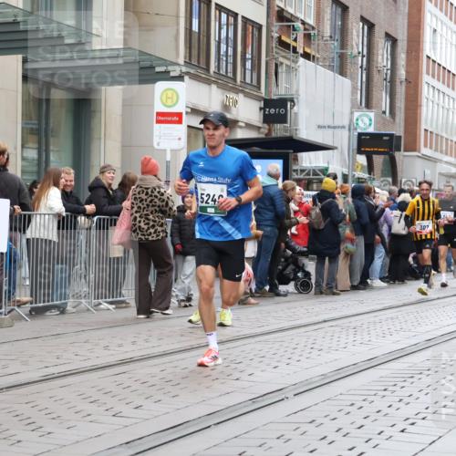 05.10.2025 - 20. swb-Marathon Bremen Strokosch-Dieckow http://msf.ph/oto/9295246 05.10.2025 12:54:21 Ziel 307, 343, 673, 1338, 1837, 1849, 5240, 7999, 307, 343, 673, 1338, 1837, 1849, 5240, 7999 meine-sportfotos.de