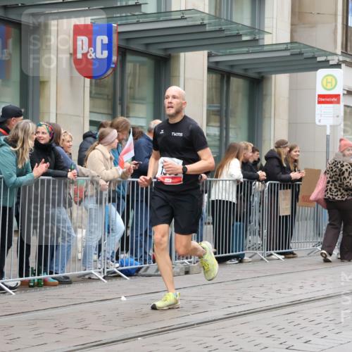 05.10.2025 - 20. swb-Marathon Bremen Strokosch-Dieckow http://msf.ph/oto/9295406 05.10.2025 12:54:23 Ziel 307, 343, 673, 1338, 1837, 1849, 5240, 7999, 307, 343, 673, 1338, 1837, 1849, 5240, 7999 meine-sportfotos.de