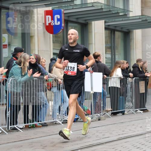 05.10.2025 - 20. swb-Marathon Bremen Strokosch-Dieckow http://msf.ph/oto/9295408 05.10.2025 12:54:23 Ziel 307, 343, 673, 1338, 1837, 1849, 5240, 7999, 307, 343, 673, 1338, 1837, 1849, 5240, 7999 meine-sportfotos.de
