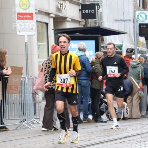 05.10.2025 - 20. swb-Marathon Bremen Strokosch-Dieckow http://msf.ph/oto/9295410 05.10.2025 12:54:24 Ziel 307, 343, 673, 1338, 1837, 1849, 5240, 7551, 7999, 307, 343, 673, 1338, 1837, 1849, 5240, 7551, 7999 meine-sportfotos.de