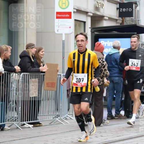 05.10.2025 - 20. swb-Marathon Bremen Strokosch-Dieckow http://msf.ph/oto/9295413 05.10.2025 12:54:24 Ziel 307, 343, 673, 1338, 1837, 1849, 5240, 7551, 7999, 307, 343, 673, 1338, 1837, 1849, 5240, 7551, 7999 meine-sportfotos.de