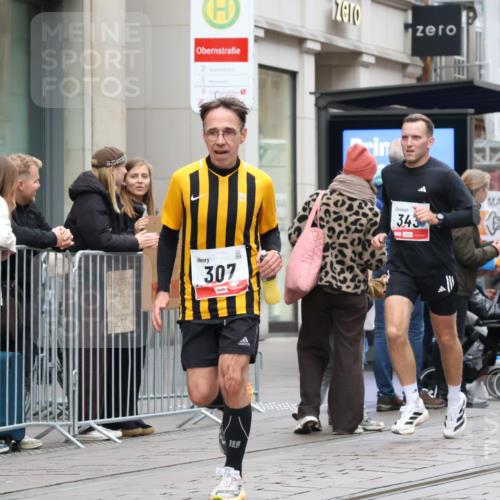 05.10.2025 - 20. swb-Marathon Bremen Strokosch-Dieckow http://msf.ph/oto/9295416 05.10.2025 12:54:25 Ziel 298, 307, 343, 673, 1338, 1837, 1849, 5240, 7551, 7999, 298, 307, 343, 673, 1338, 1837, 1849, 5240, 7551, 7999 meine-sportfotos.de