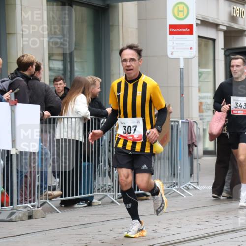 05.10.2025 - 20. swb-Marathon Bremen Strokosch-Dieckow http://msf.ph/oto/9295418 05.10.2025 12:54:25 Ziel 298, 307, 343, 673, 1338, 1837, 1849, 5240, 7551, 7999, 298, 307, 343, 673, 1338, 1837, 1849, 5240, 7551, 7999 meine-sportfotos.de