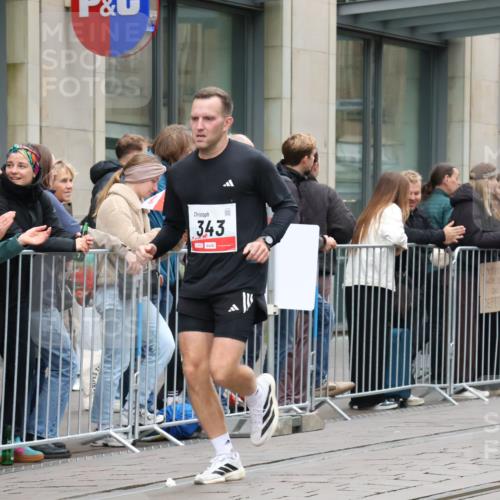05.10.2025 - 20. swb-Marathon Bremen Strokosch-Dieckow http://msf.ph/oto/9295438 05.10.2025 12:54:27 Ziel 298, 307, 343, 508, 673, 1338, 1837, 1849, 5240, 7551, 7999, 298, 307, 343, 508, 673, 1338, 1837, 1849, 5240, 7551, 7999 meine-sportfotos.de