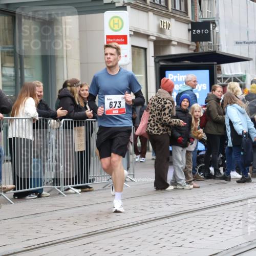 05.10.2025 - 20. swb-Marathon Bremen Strokosch-Dieckow http://msf.ph/oto/9295440 05.10.2025 12:54:27 Ziel 298, 307, 343, 508, 673, 1338, 1837, 1849, 5240, 7551, 7999, 298, 307, 343, 508, 673, 1338, 1837, 1849, 5240, 7551, 7999 meine-sportfotos.de