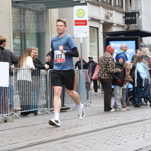 05.10.2025 - 20. swb-Marathon Bremen Strokosch-Dieckow http://msf.ph/oto/9295443 05.10.2025 12:54:27 Ziel 298, 307, 343, 508, 673, 1338, 1837, 1849, 5240, 7551, 7999, 298, 307, 343, 508, 673, 1338, 1837, 1849, 5240, 7551, 7999 meine-sportfotos.de