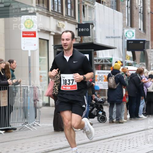 05.10.2025 - 20. swb-Marathon Bremen Strokosch-Dieckow http://msf.ph/oto/9295453 05.10.2025 12:54:35 Ziel 298, 307, 343, 508, 673, 1231, 1837, 1849, 2151, 4030, 4807, 7551, 7999, 8849, 298, 307, 343, 508, 673, 1231, 1837, 1849, 2151, 4030, 4807, 7551, 7999, 8849 meine-sportfotos.de