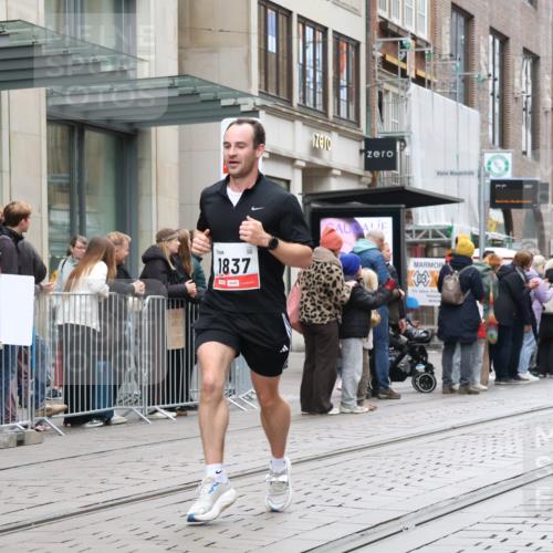05.10.2025 - 20. swb-Marathon Bremen Strokosch-Dieckow http://msf.ph/oto/9295456 05.10.2025 12:54:35 Ziel 298, 307, 343, 508, 673, 1231, 1837, 1849, 2151, 4030, 4807, 7551, 7999, 8849, 298, 307, 343, 508, 673, 1231, 1837, 1849, 2151, 4030, 4807, 7551, 7999, 8849 meine-sportfotos.de