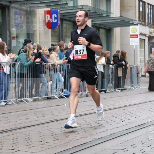 05.10.2025 - 20. swb-Marathon Bremen Strokosch-Dieckow http://msf.ph/oto/9295461 05.10.2025 12:54:36 Ziel 298, 307, 343, 508, 673, 1231, 1837, 1849, 2151, 4030, 4807, 7551, 7999, 8849, 298, 307, 343, 508, 673, 1231, 1837, 1849, 2151, 4030, 4807, 7551, 7999, 8849 meine-sportfotos.de