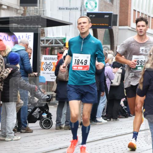 05.10.2025 - 20. swb-Marathon Bremen Strokosch-Dieckow http://msf.ph/oto/9295464 05.10.2025 12:54:37 Ziel 298, 307, 343, 508, 673, 1231, 1837, 1849, 2151, 4030, 4807, 7551, 7999, 8849, 298, 307, 343, 508, 673, 1231, 1837, 1849, 2151, 4030, 4807, 7551, 7999, 8849 meine-sportfotos.de
