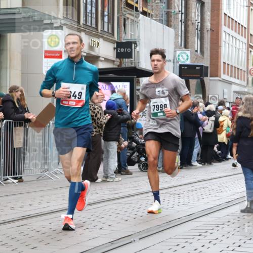 05.10.2025 - 20. swb-Marathon Bremen Strokosch-Dieckow http://msf.ph/oto/9295472 05.10.2025 12:54:38 Ziel 298, 508, 1231, 1837, 1849, 2151, 4030, 4807, 7551, 7999, 8849, 298, 508, 1231, 1837, 1849, 2151, 4030, 4807, 7551, 7999, 8849 meine-sportfotos.de