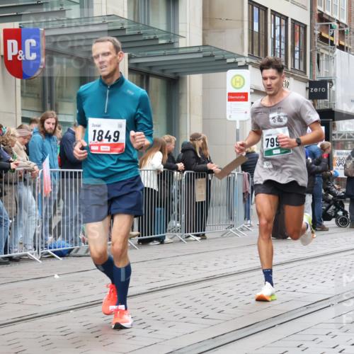 05.10.2025 - 20. swb-Marathon Bremen Strokosch-Dieckow http://msf.ph/oto/9295478 05.10.2025 12:54:39 Ziel 298, 508, 1231, 1837, 1849, 2151, 4030, 4807, 7551, 7999, 8849, 298, 508, 1231, 1837, 1849, 2151, 4030, 4807, 7551, 7999, 8849 meine-sportfotos.de