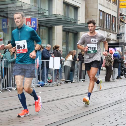 05.10.2025 - 20. swb-Marathon Bremen Strokosch-Dieckow http://msf.ph/oto/9295482 05.10.2025 12:54:39 Ziel 298, 508, 1231, 1837, 1849, 2151, 4030, 4807, 7551, 7999, 8849, 298, 508, 1231, 1837, 1849, 2151, 4030, 4807, 7551, 7999, 8849 meine-sportfotos.de