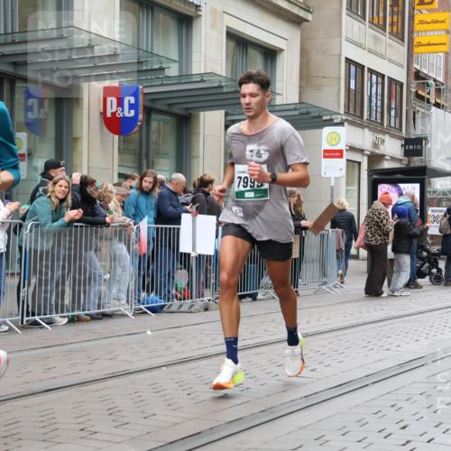 05.10.2025 - 20. swb-Marathon Bremen Strokosch-Dieckow http://msf.ph/oto/9295486 05.10.2025 12:54:40 Ziel 298, 508, 1231, 1837, 1849, 2151, 4030, 4807, 7551, 7999, 8849, 298, 508, 1231, 1837, 1849, 2151, 4030, 4807, 7551, 7999, 8849 meine-sportfotos.de