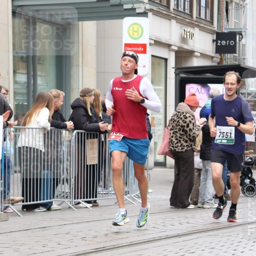 05.10.2025 - 20. swb-Marathon Bremen Strokosch-Dieckow http://msf.ph/oto/9295493 05.10.2025 12:54:43 Ziel 298, 508, 1231, 1849, 2151, 4030, 4807, 7213, 7551, 7999, 8849, 298, 508, 1231, 1849, 2151, 4030, 4807, 7213, 7551, 7999, 8849 meine-sportfotos.de