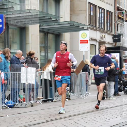 05.10.2025 - 20. swb-Marathon Bremen Strokosch-Dieckow http://msf.ph/oto/9295496 05.10.2025 12:54:44 Ziel 298, 508, 1231, 1849, 2151, 4030, 4807, 7213, 7551, 7883, 7999, 8849, 298, 508, 1231, 1849, 2151, 4030, 4807, 7213, 7551, 7883, 7999, 8849 meine-sportfotos.de