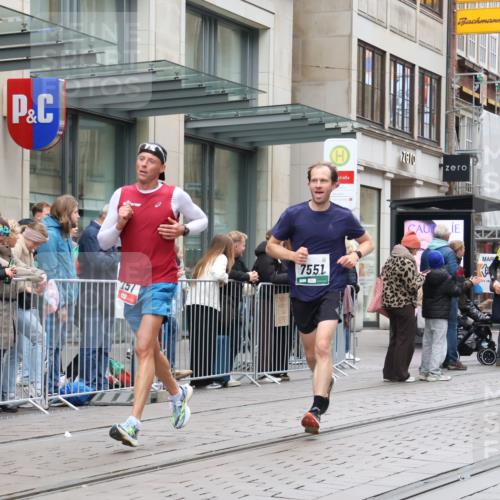 05.10.2025 - 20. swb-Marathon Bremen Strokosch-Dieckow http://msf.ph/oto/9295498 05.10.2025 12:54:44 Ziel 298, 508, 1231, 1849, 2151, 4030, 4807, 7213, 7551, 7883, 7999, 8849, 298, 508, 1231, 1849, 2151, 4030, 4807, 7213, 7551, 7883, 7999, 8849 meine-sportfotos.de