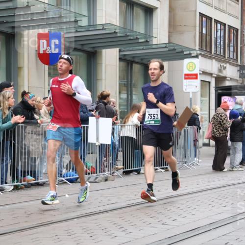 05.10.2025 - 20. swb-Marathon Bremen Strokosch-Dieckow http://msf.ph/oto/9295501 05.10.2025 12:54:45 Ziel 235, 298, 508, 1231, 2151, 4030, 4807, 7213, 7551, 7883, 7999, 8849, 235, 298, 508, 1231, 2151, 4030, 4807, 7213, 7551, 7883, 7999, 8849 meine-sportfotos.de