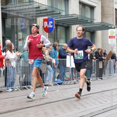 05.10.2025 - 20. swb-Marathon Bremen Strokosch-Dieckow http://msf.ph/oto/9295504 05.10.2025 12:54:45 Ziel 235, 298, 508, 1231, 2151, 4030, 4807, 7213, 7551, 7883, 7999, 8849, 235, 298, 508, 1231, 2151, 4030, 4807, 7213, 7551, 7883, 7999, 8849 meine-sportfotos.de
