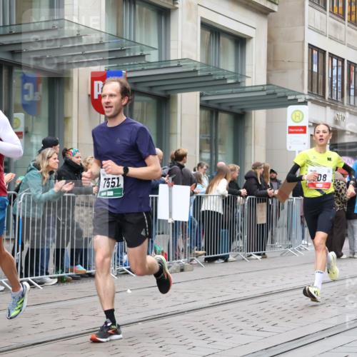 05.10.2025 - 20. swb-Marathon Bremen Strokosch-Dieckow http://msf.ph/oto/9295507 05.10.2025 12:54:45 Ziel 235, 298, 508, 1231, 2151, 4030, 4807, 7213, 7551, 7883, 7999, 8849, 235, 298, 508, 1231, 2151, 4030, 4807, 7213, 7551, 7883, 7999, 8849 meine-sportfotos.de