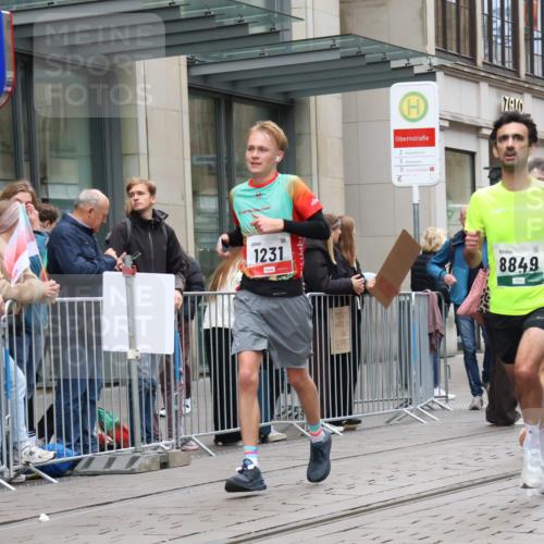 05.10.2025 - 20. swb-Marathon Bremen Strokosch-Dieckow http://msf.ph/oto/9295522 05.10.2025 12:54:49 Ziel 235, 298, 474, 508, 1231, 2132, 2151, 4030, 4807, 7213, 7551, 7883, 8849, 235, 298, 474, 508, 1231, 2132, 2151, 4030, 4807, 7213, 7551, 7883, 8849 meine-sportfotos.de