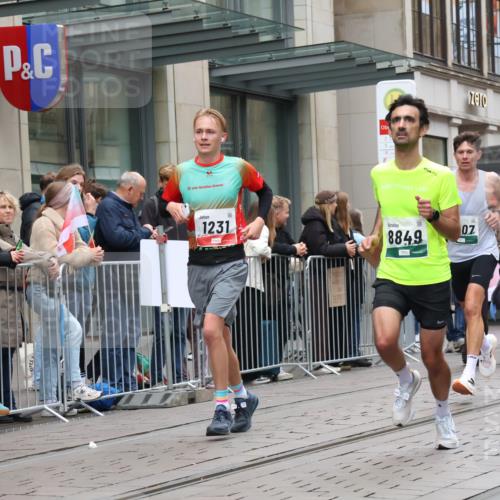 05.10.2025 - 20. swb-Marathon Bremen Strokosch-Dieckow http://msf.ph/oto/9295525 05.10.2025 12:54:49 Ziel 235, 298, 474, 508, 1231, 2132, 2151, 4030, 4807, 7213, 7551, 7883, 8849, 235, 298, 474, 508, 1231, 2132, 2151, 4030, 4807, 7213, 7551, 7883, 8849 meine-sportfotos.de