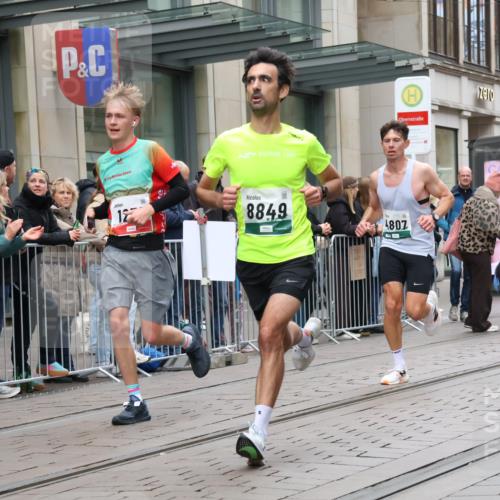05.10.2025 - 20. swb-Marathon Bremen Strokosch-Dieckow http://msf.ph/oto/9295530 05.10.2025 12:54:50 Ziel 235, 298, 474, 508, 1231, 2132, 2151, 4030, 4807, 7213, 7883, 8849, 235, 298, 474, 508, 1231, 2132, 2151, 4030, 4807, 7213, 7883, 8849 meine-sportfotos.de