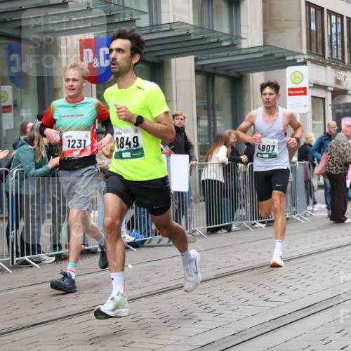 05.10.2025 - 20. swb-Marathon Bremen Strokosch-Dieckow http://msf.ph/oto/9295532 05.10.2025 12:54:50 Ziel 235, 298, 474, 508, 1231, 2132, 2151, 4030, 4807, 7213, 7883, 8849, 235, 298, 474, 508, 1231, 2132, 2151, 4030, 4807, 7213, 7883, 8849 meine-sportfotos.de