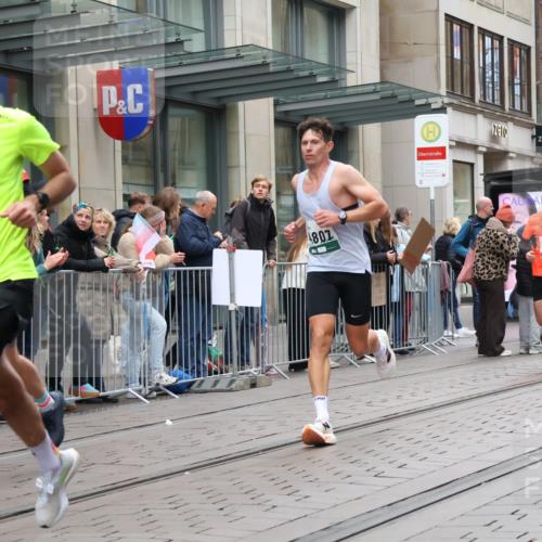 05.10.2025 - 20. swb-Marathon Bremen Strokosch-Dieckow http://msf.ph/oto/9295535 05.10.2025 12:54:50 Ziel 235, 298, 474, 508, 1231, 2132, 2151, 4030, 4807, 7213, 7883, 8849, 235, 298, 474, 508, 1231, 2132, 2151, 4030, 4807, 7213, 7883, 8849 meine-sportfotos.de