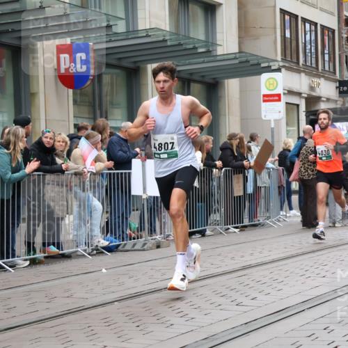 05.10.2025 - 20. swb-Marathon Bremen Strokosch-Dieckow http://msf.ph/oto/9295538 05.10.2025 12:54:50 Ziel 235, 298, 474, 508, 1231, 2132, 2151, 4030, 4807, 7213, 7883, 8849, 235, 298, 474, 508, 1231, 2132, 2151, 4030, 4807, 7213, 7883, 8849 meine-sportfotos.de