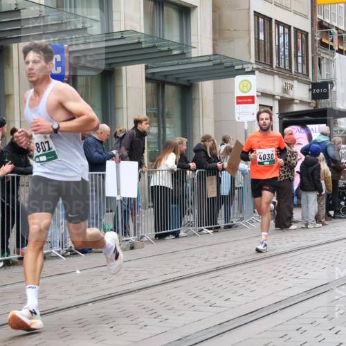 05.10.2025 - 20. swb-Marathon Bremen Strokosch-Dieckow http://msf.ph/oto/9295540 05.10.2025 12:54:51 Ziel 235, 474, 508, 1231, 2132, 2151, 4030, 4807, 6444, 7213, 7883, 8849, 235, 474, 508, 1231, 2132, 2151, 4030, 4807, 6444, 7213, 7883, 8849 meine-sportfotos.de