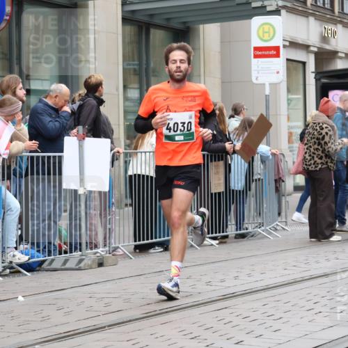 05.10.2025 - 20. swb-Marathon Bremen Strokosch-Dieckow http://msf.ph/oto/9295543 05.10.2025 12:54:52 Ziel 235, 474, 1231, 2132, 2151, 4030, 4807, 6444, 7213, 7883, 8849, 235, 474, 1231, 2132, 2151, 4030, 4807, 6444, 7213, 7883, 8849 meine-sportfotos.de
