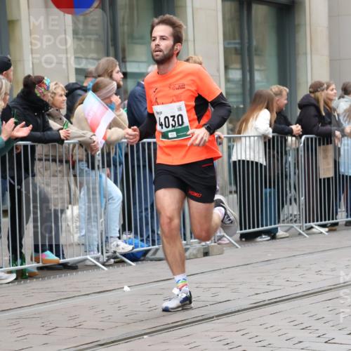 05.10.2025 - 20. swb-Marathon Bremen Strokosch-Dieckow http://msf.ph/oto/9295545 05.10.2025 12:54:52 Ziel 235, 474, 1231, 2132, 2151, 4030, 4807, 6444, 7213, 7883, 8849, 235, 474, 1231, 2132, 2151, 4030, 4807, 6444, 7213, 7883, 8849 meine-sportfotos.de