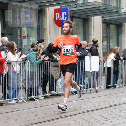 05.10.2025 - 20. swb-Marathon Bremen Strokosch-Dieckow http://msf.ph/oto/9295548 05.10.2025 12:54:52 Ziel 235, 474, 1231, 2132, 2151, 4030, 4807, 6444, 7213, 7883, 8849, 235, 474, 1231, 2132, 2151, 4030, 4807, 6444, 7213, 7883, 8849 meine-sportfotos.de