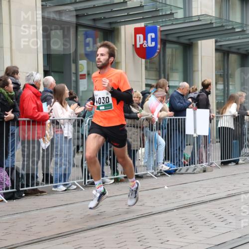 05.10.2025 - 20. swb-Marathon Bremen Strokosch-Dieckow http://msf.ph/oto/9295551 05.10.2025 12:54:53 Ziel 235, 474, 1231, 2132, 2151, 4030, 4807, 6444, 7213, 7883, 8849, 235, 474, 1231, 2132, 2151, 4030, 4807, 6444, 7213, 7883, 8849 meine-sportfotos.de