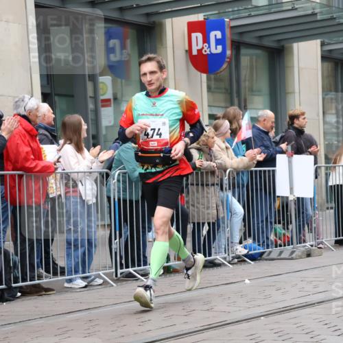 05.10.2025 - 20. swb-Marathon Bremen Strokosch-Dieckow http://msf.ph/oto/9295559 05.10.2025 12:55:02 Ziel 235, 474, 1443, 1907, 1912, 2132, 6444, 7213, 7883, 235, 474, 1443, 1907, 1912, 2132, 6444, 7213, 7883 meine-sportfotos.de