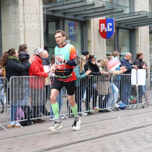 05.10.2025 - 20. swb-Marathon Bremen Strokosch-Dieckow http://msf.ph/oto/9295562 05.10.2025 12:55:02 Ziel 235, 474, 1443, 1907, 1912, 2132, 6444, 7213, 7883, 235, 474, 1443, 1907, 1912, 2132, 6444, 7213, 7883 meine-sportfotos.de
