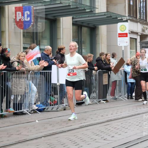 05.10.2025 - 20. swb-Marathon Bremen Strokosch-Dieckow http://msf.ph/oto/9295564 05.10.2025 12:55:03 Ziel 235, 474, 1443, 1907, 1912, 2132, 6444, 7213, 7883, 235, 474, 1443, 1907, 1912, 2132, 6444, 7213, 7883 meine-sportfotos.de